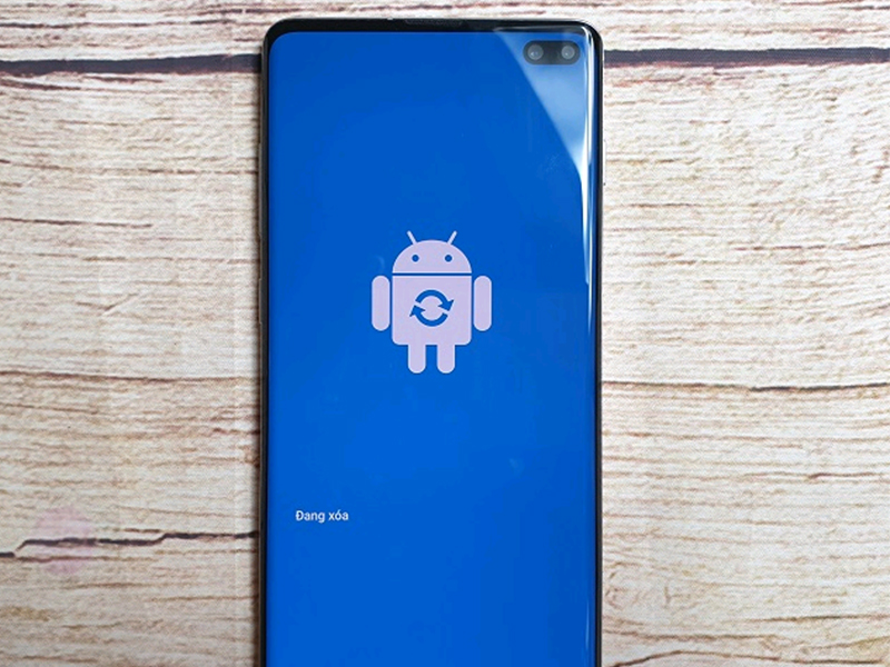 Điện thoại đang kh&ocirc;i phục c&agrave;i đặt gốc